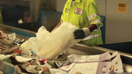 工人们在回收中心分类垃圾视频素材模板下载