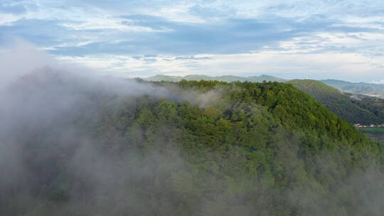 云雾缭绕的绿色火山口