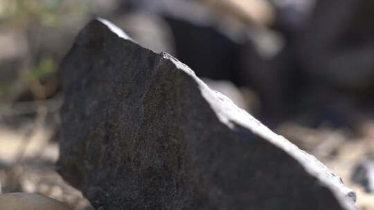 B新疆准噶尔碎石堆烈日下的石头特写视频素材模板下载