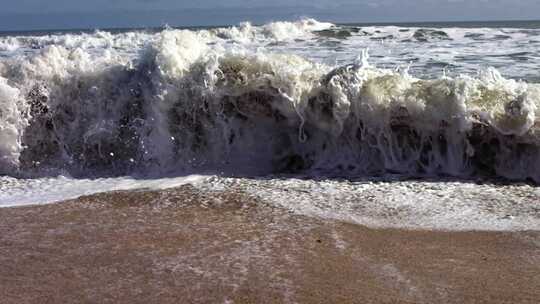 海浪拍打着沙滩