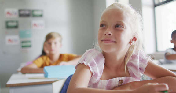 快乐的高加索女孩在教室上课时举手的视频