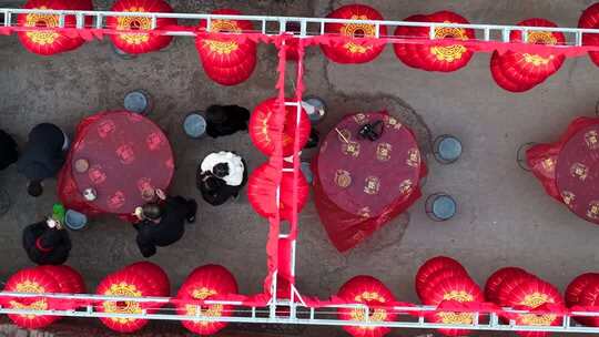 红灯笼装饰下人群聚会场景