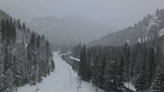 航拍冬季雪山河流森林景观