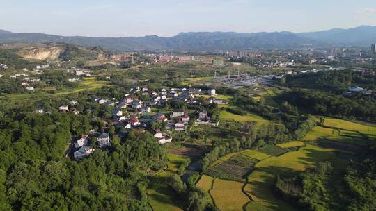 航拍大山里的美丽乡村