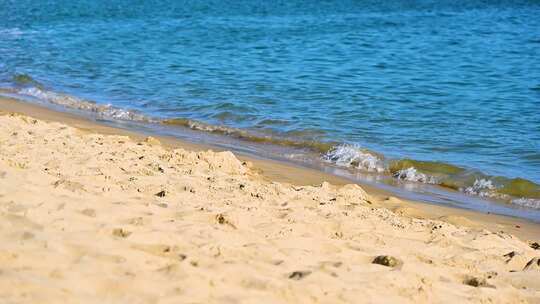 大海海岛海浪浪花冲刷沙滩升格特写