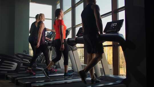 健身房内人们跑步机上锻炼