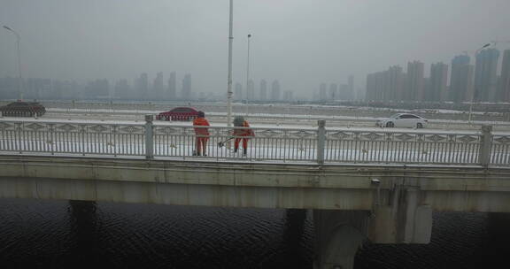 航拍武汉光谷大桥冬天环卫工人铲雪