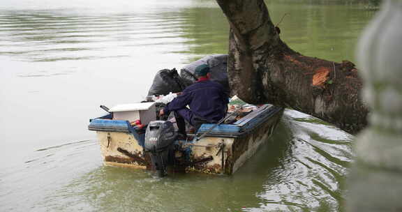 惠州西湖清晨垃圾的工人
