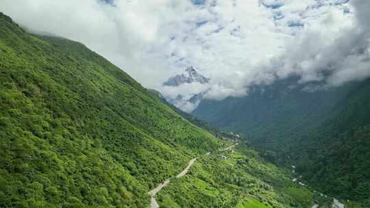 航拍云雾缭绕的四川阿坝四姑娘山幺妹峰