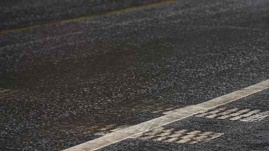 雨天货车卡车道路运输车辆轮胎特写