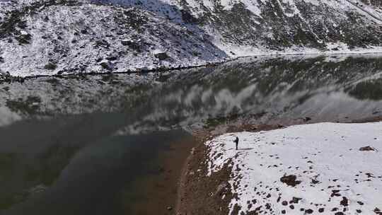 青海互助浪士当雪山水流航拍视频