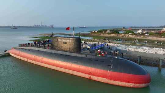 航拍退役湛江基洛级潜艇开放参观