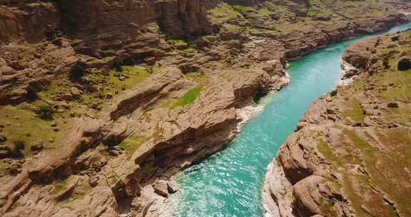 飞越绿松石色的河流在大自然中流动峡谷冒险