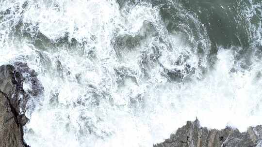 海浪俯拍海水拍打礁石特写浪花岩石潮水波浪