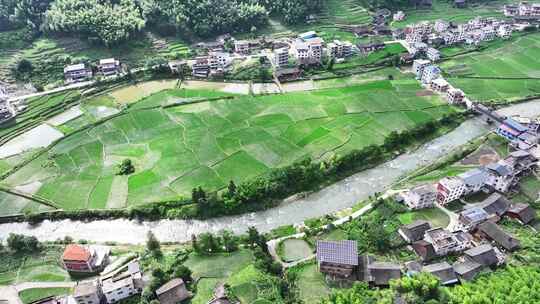 俯瞰乡村风光，水田房屋交错的景象