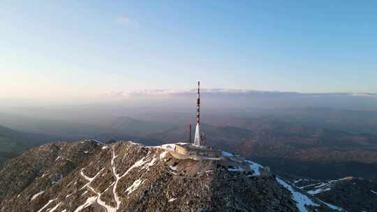 比奥科沃Sveti Jure峰上的通讯塔。蓝天映衬下田园诗般的雪山