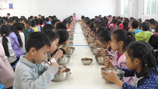 农村学校食堂免费午餐