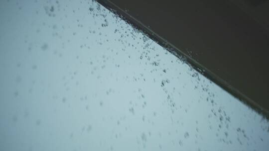 大雨从屋檐上落下