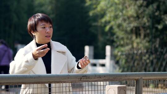 4K升格实拍在秋游北京红螺寺的女性