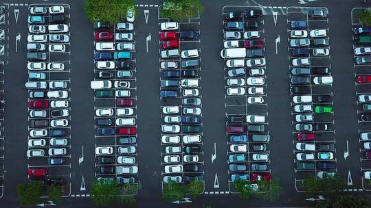 俯瞰停满车辆的停车场