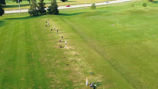 郁郁葱葱的绿色球场上高尔夫球手的鸟瞰图高