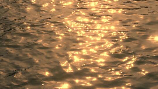 水面波光粼粼夕阳