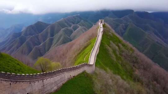 航拍山峦间的长城全景