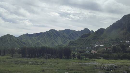 行驶车辆时过路的风景