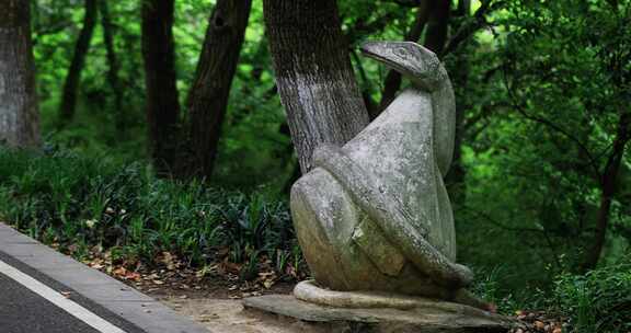 公园里生肖蛇的雕塑