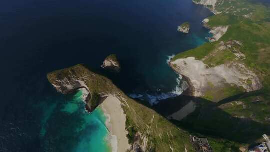 FPV穿越机无人机航拍大海海浪冲击海滩游客