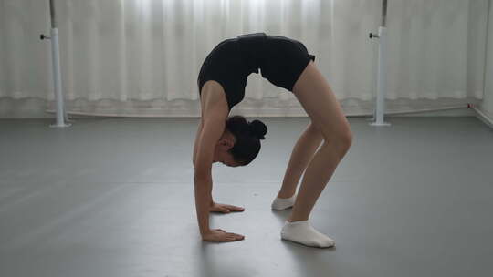 少女孩练习体操舞蹈标准动作1