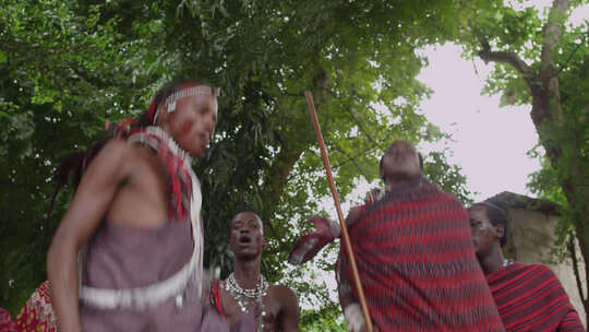 非洲坦桑尼亚色非洲马赛人穿传统服装跳舞唱歌