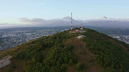 背景是火山的电信塔彼得罗巴甫洛夫斯克堪察斯基