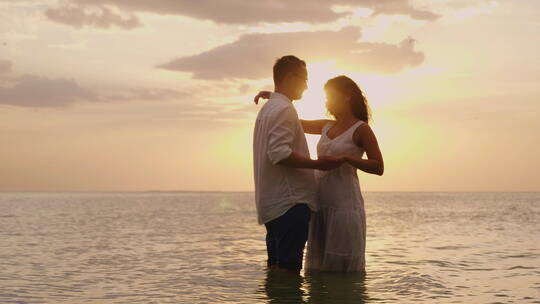情侣在海边拥抱视频素材模板下载