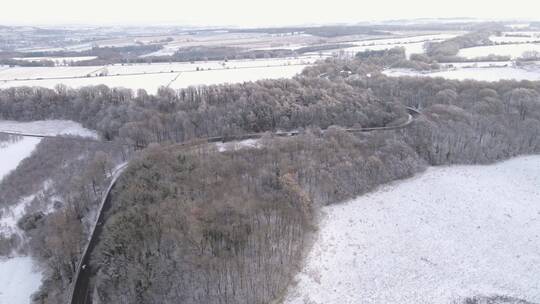 在雪路上行驶的火车航拍