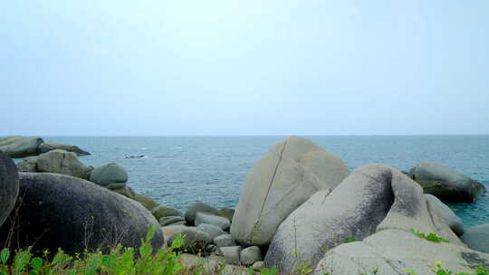 海南三亚海景 大海岸边岩石 海浪拍打礁石