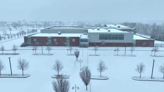 雪天美国封闭的学校建筑。白雪覆盖的校园上