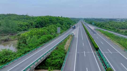 航拍高速公路服务区