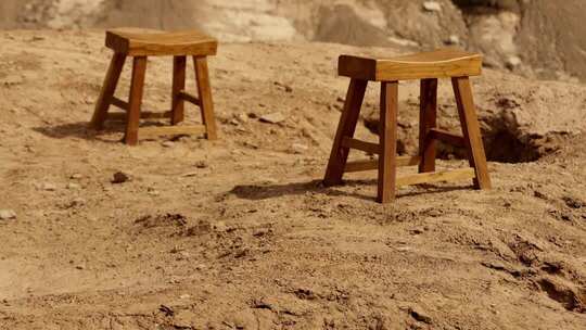 荒地中两把椅子运镜特写