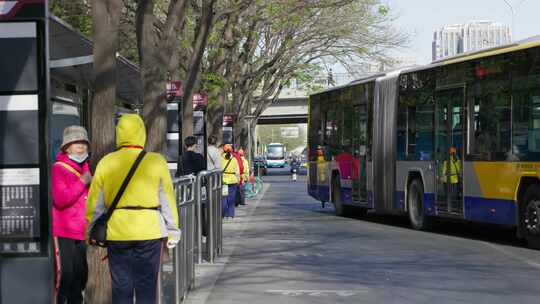 北京公交车站车辆进出站