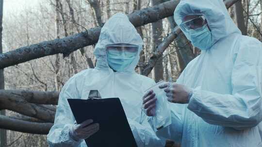 在森林警察犯罪分子中工作的法医专家收集证