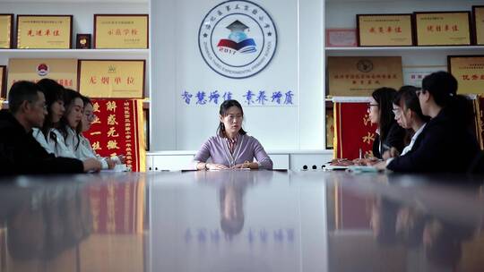 老师们开教研会