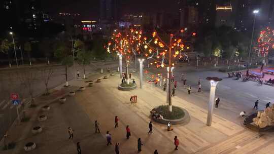 夜晚广场上装饰着红灯笼的热闹景象