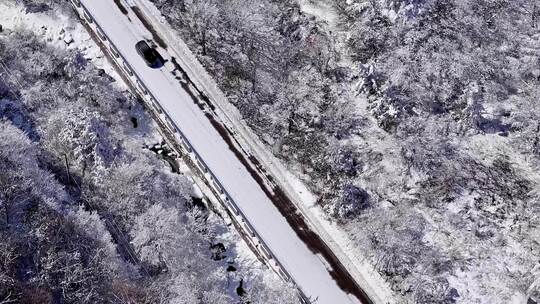 汽车行驶在秦岭210国道雪景道路上