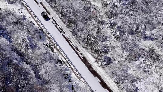 汽车行驶在秦岭210国道雪景道路上视频素材模板下载