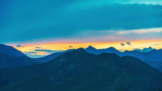 山顶上的夕阳晚霞