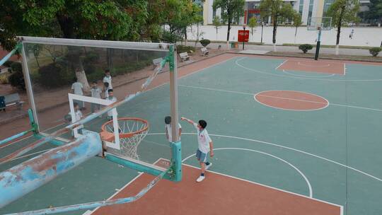 中学生视频广东东莞中学体育课打篮球的学生