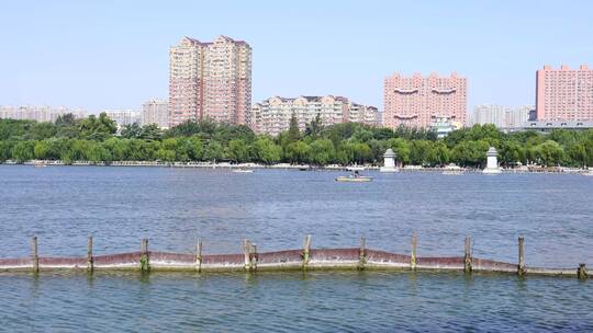 山东济南大明湖公园景区湖面景色与游船游客