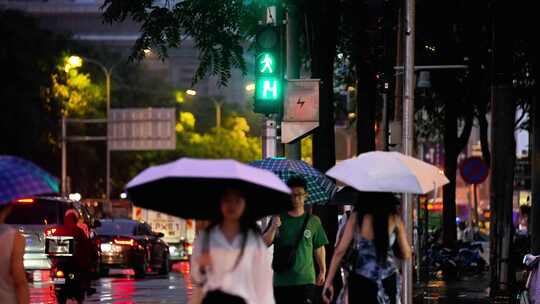 雨夜街头撑伞女子