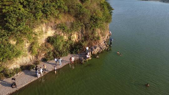 海边沙滩旅游的游客